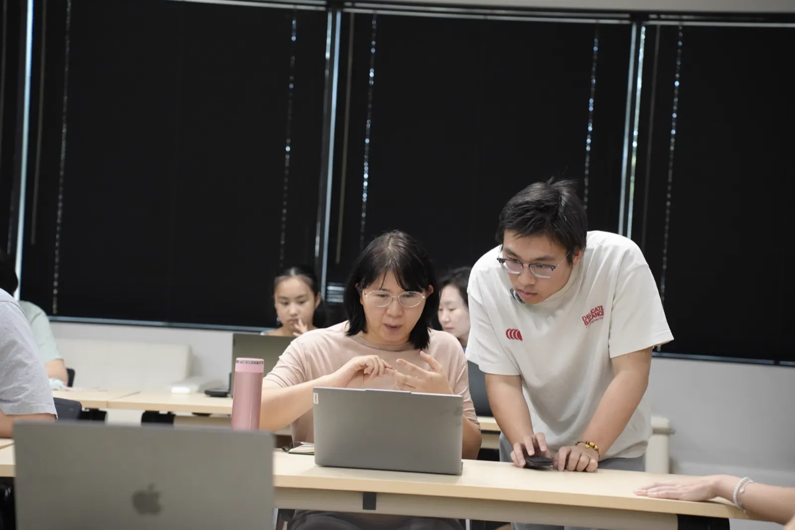 在学员电脑旁一对一指导
