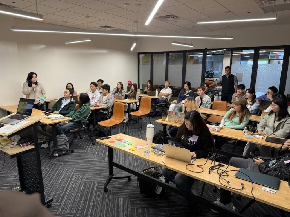 Jack 在达拉斯的一场 AI workshop 上讲课，教室坐满了学员